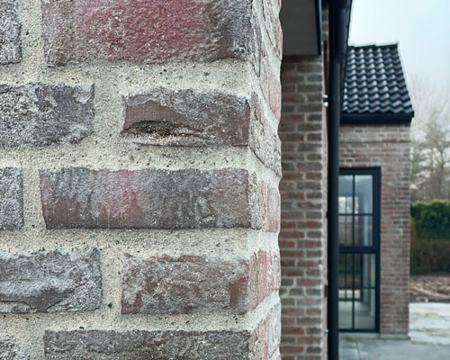 Lyst længehus med vinkel i Sejs