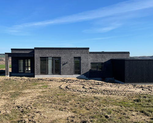 Stilren funkis med udsigt til åbne marker