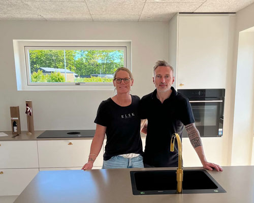 Dobbelthus med messingdetaljer