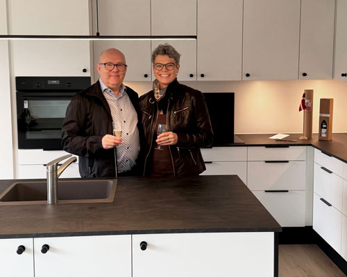 Sort/hvid elegance og varme detaljer i Lind