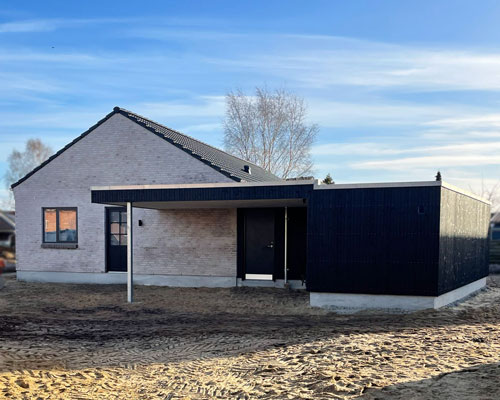 Længehus med grønne detaljer