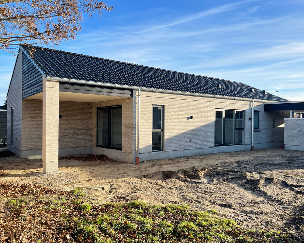 Lyst længehus med funktionelle detaljer i Lundsgade